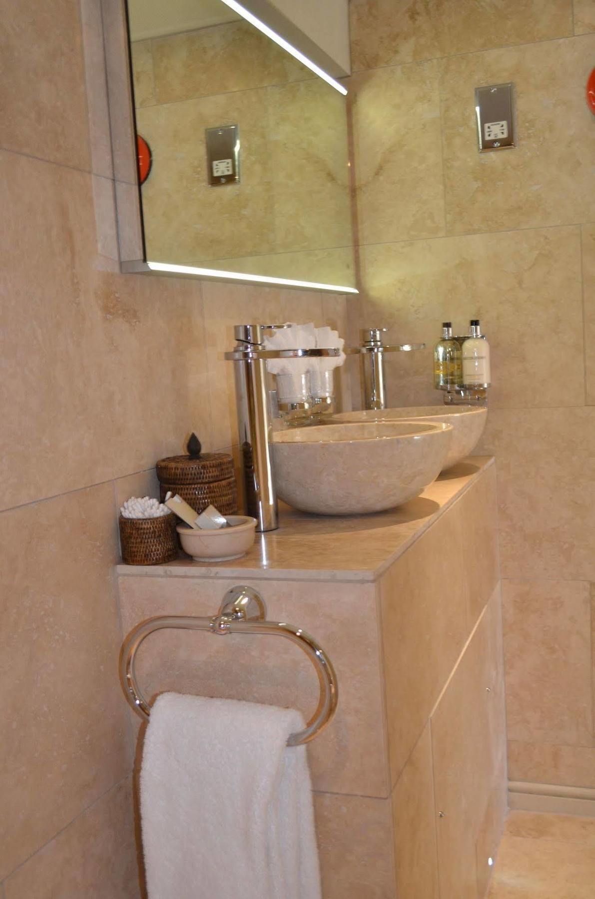 Apsley House Bed & Breakfast บาธ ภายนอก รูปภาพ