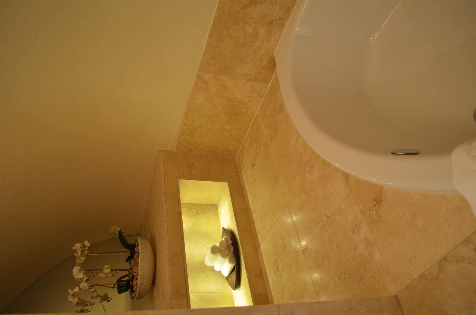 Apsley House Bed & Breakfast บาธ ภายนอก รูปภาพ
